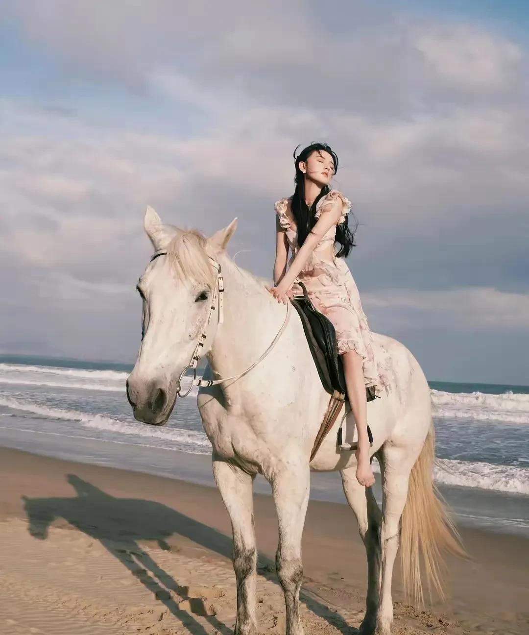 说实话，自从我亲自骑过马后。有一点是肯定的，女生穿裙子是不可能骑马的。话不多说，