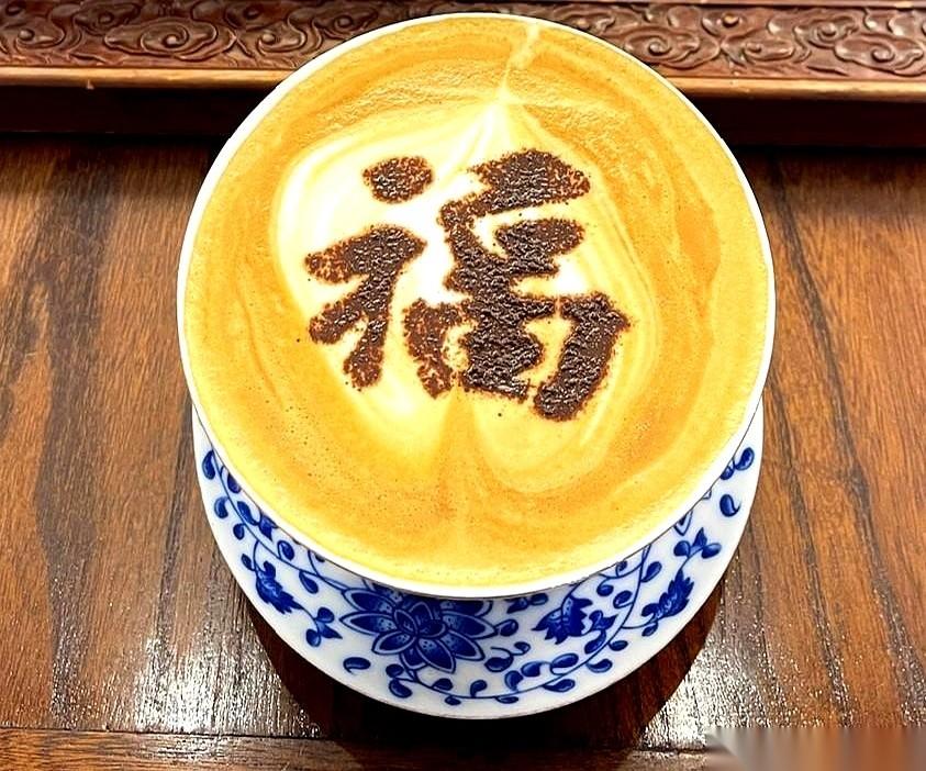 翻一个人的年度旅行清单，最戳人的不是他去了多少地方，而是一件事。为了8年前没能