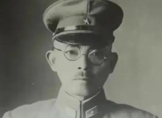 1945年，八路军神枪手狙击日军，不过众人不知道先打谁。这时，日军副官忽然对日军