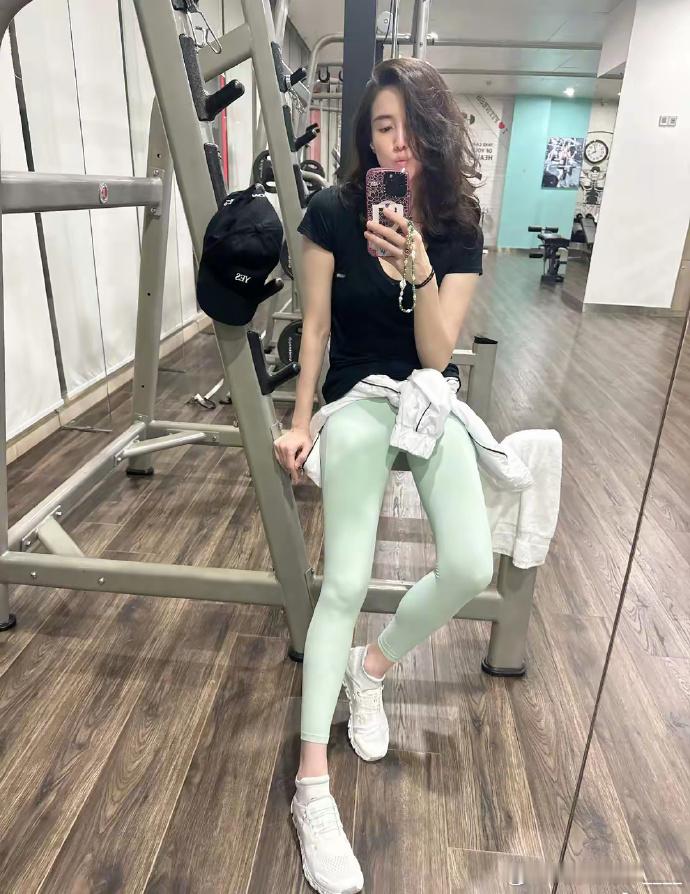 宋佳晒出她健身照片，怪不得45岁了还犹如二十几岁姑娘，羡慕了​​​