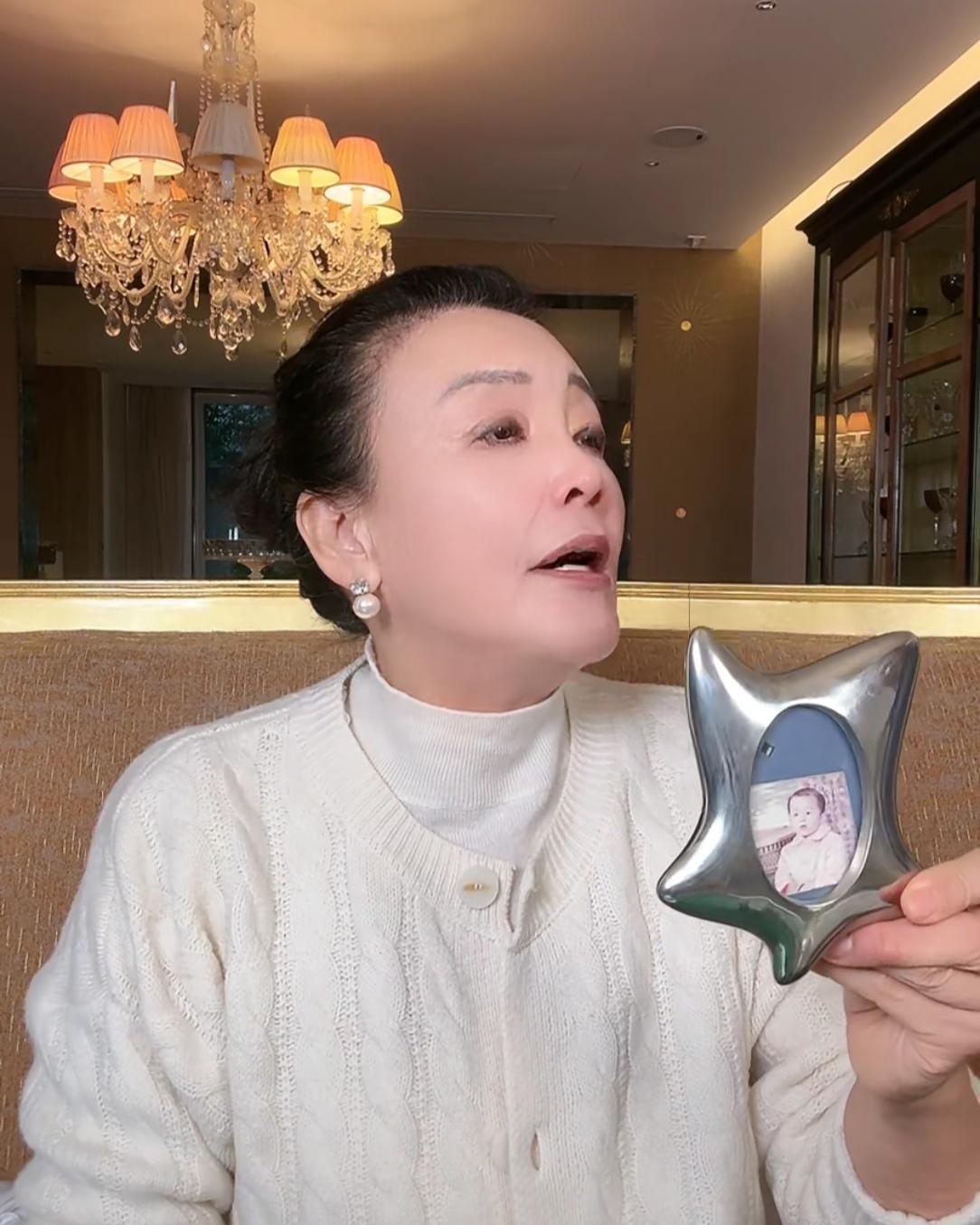 张兰趁马筱梅带着玥玥和小霖霖出去玩的空用麻六记账号直播了。有粉丝说汪小菲长得像兰