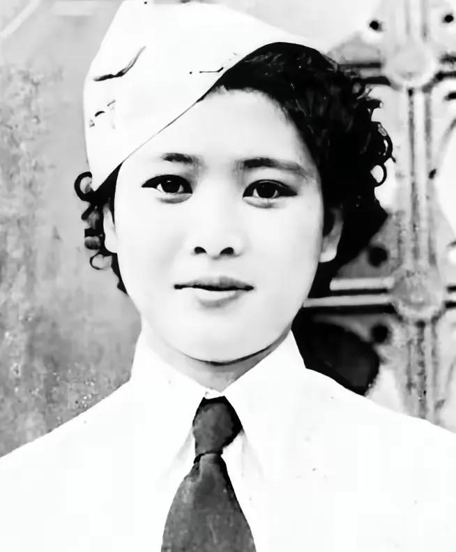 1938年深夜，军阀范绍增持枪逼婚泳坛明星<em>杨秀琼</em>：“离婚，嫁我！她怒斥：“我干