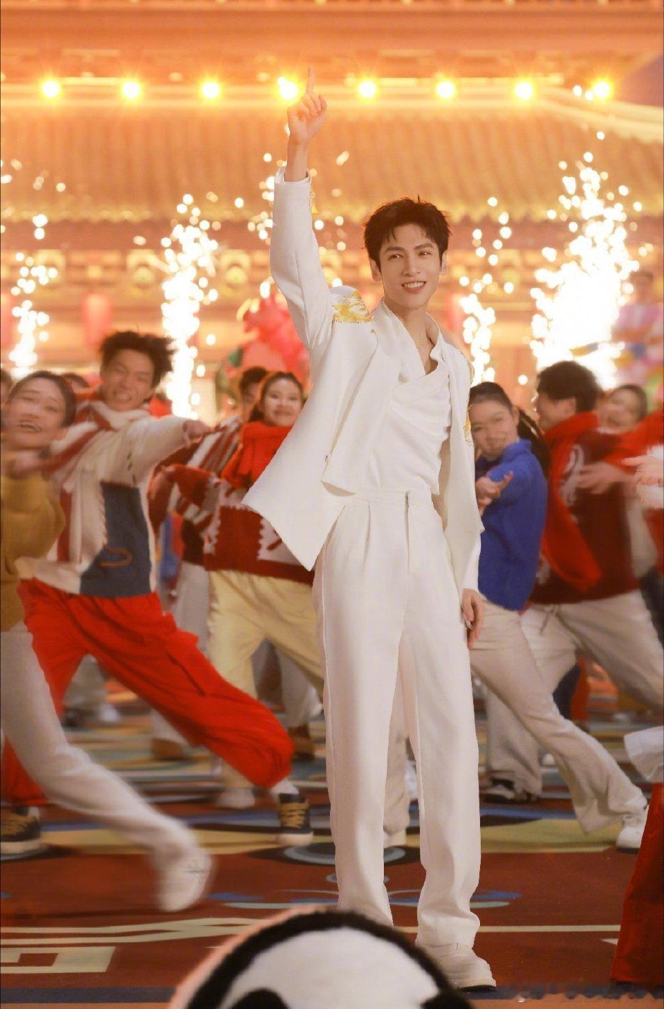 罗云熙好一张国泰民安的脸春晚乡音乡情最动人！罗云熙回到家乡四川，在春晚《立上游