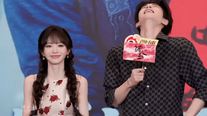 张凌赫为了不漏出褶子，就这样笑，也是蛮拼的