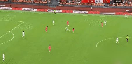 输了个0-3，但对手主教练赛后却点名表扬了国足的10号，这事就很有意思了。国足又输了，而且是0-3惨