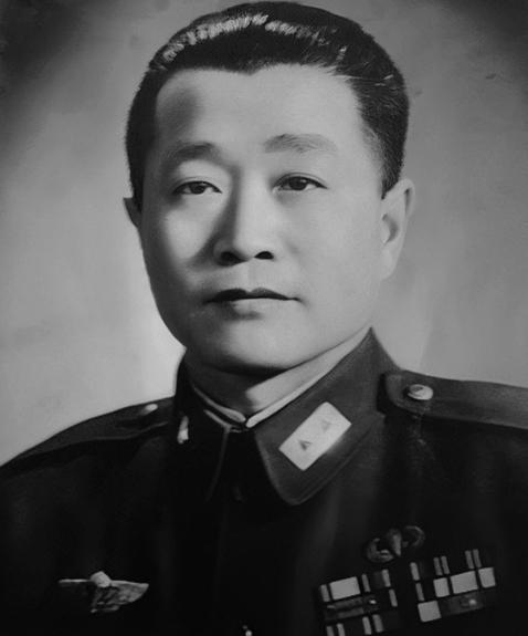 1927年，周恩来被捕。谁料，审讯他的人，竟是他的学生。他凑近周恩来，轻声说：“