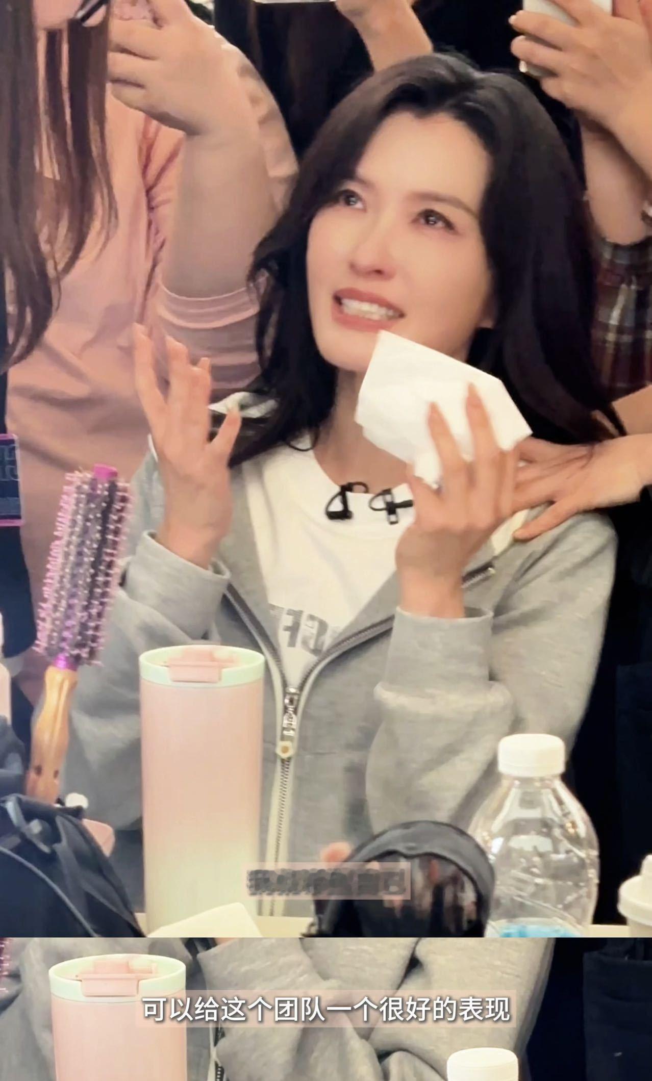 徐洁儿浪姐难哄被哄的徐洁儿很可爱，哄人的李心洁谢楠更可爱。浪姐这种姐姐疼姐姐的