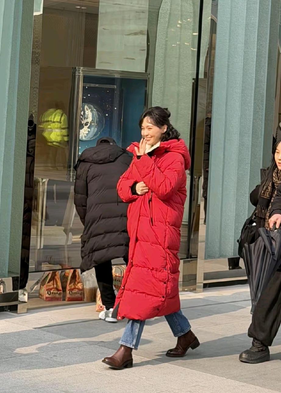 对唐嫣42岁的年纪有了实感，保养再好也抵不过岁月的无情，唐嫣最近在和彭冠英拍戏，