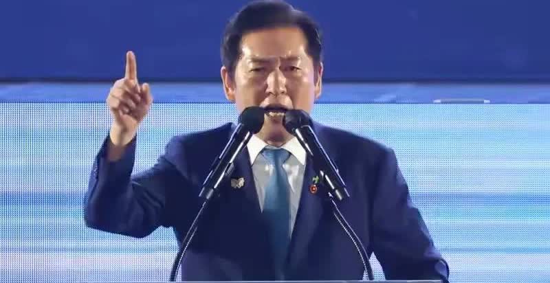 8月7号，在当选韩国执政党党首6天后，郑清来率领众人前往庆尚南道金海市悼念卢武铉