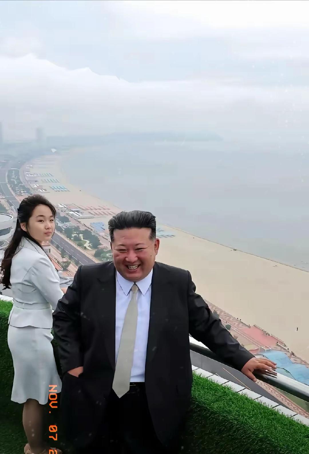 百忙之中，与爱女在一起的短暂时刻，是将军一天当中最开心的瞬间。