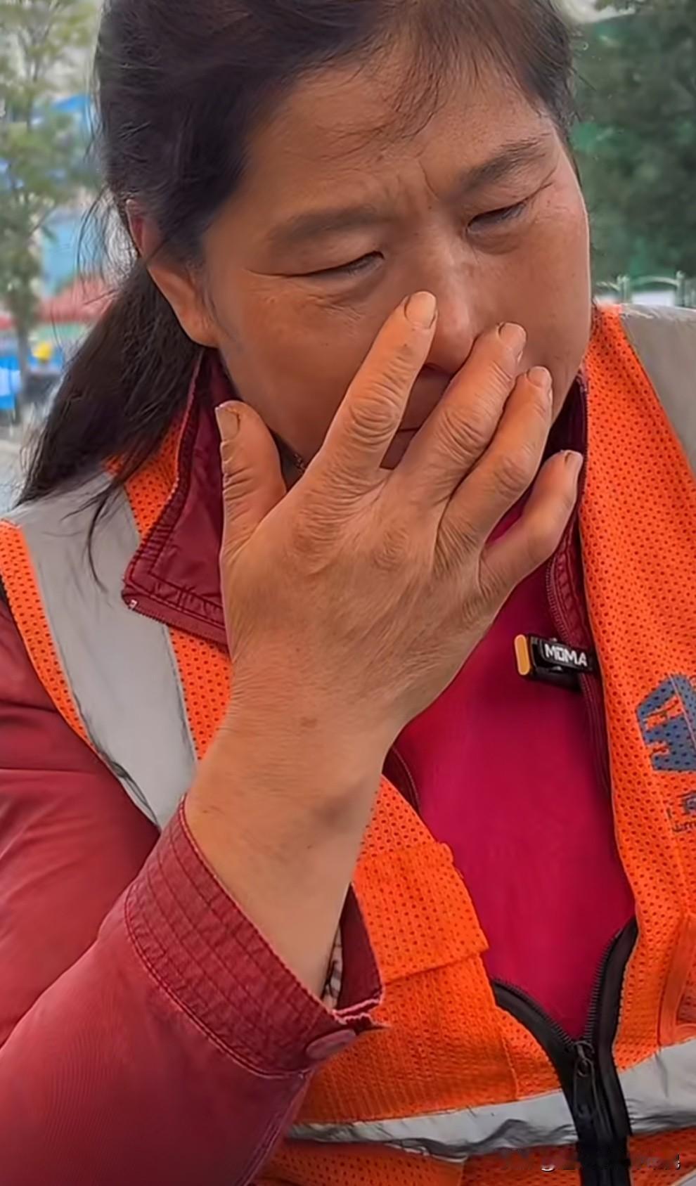 这位姐姐是个明白人，她说她有两个孩子，女儿师范学院毕业，儿子现在在矿大。两个孩子
