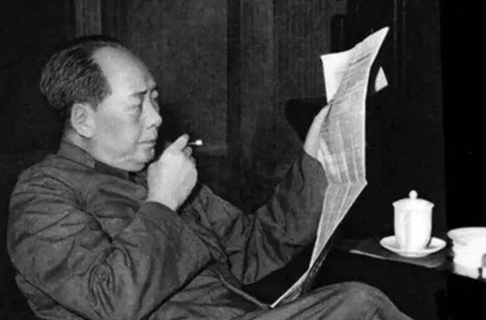 1969年的一次会议上，毛主席看了正在抽雪茄的李先念很久后，说道：先念啊，你抽这