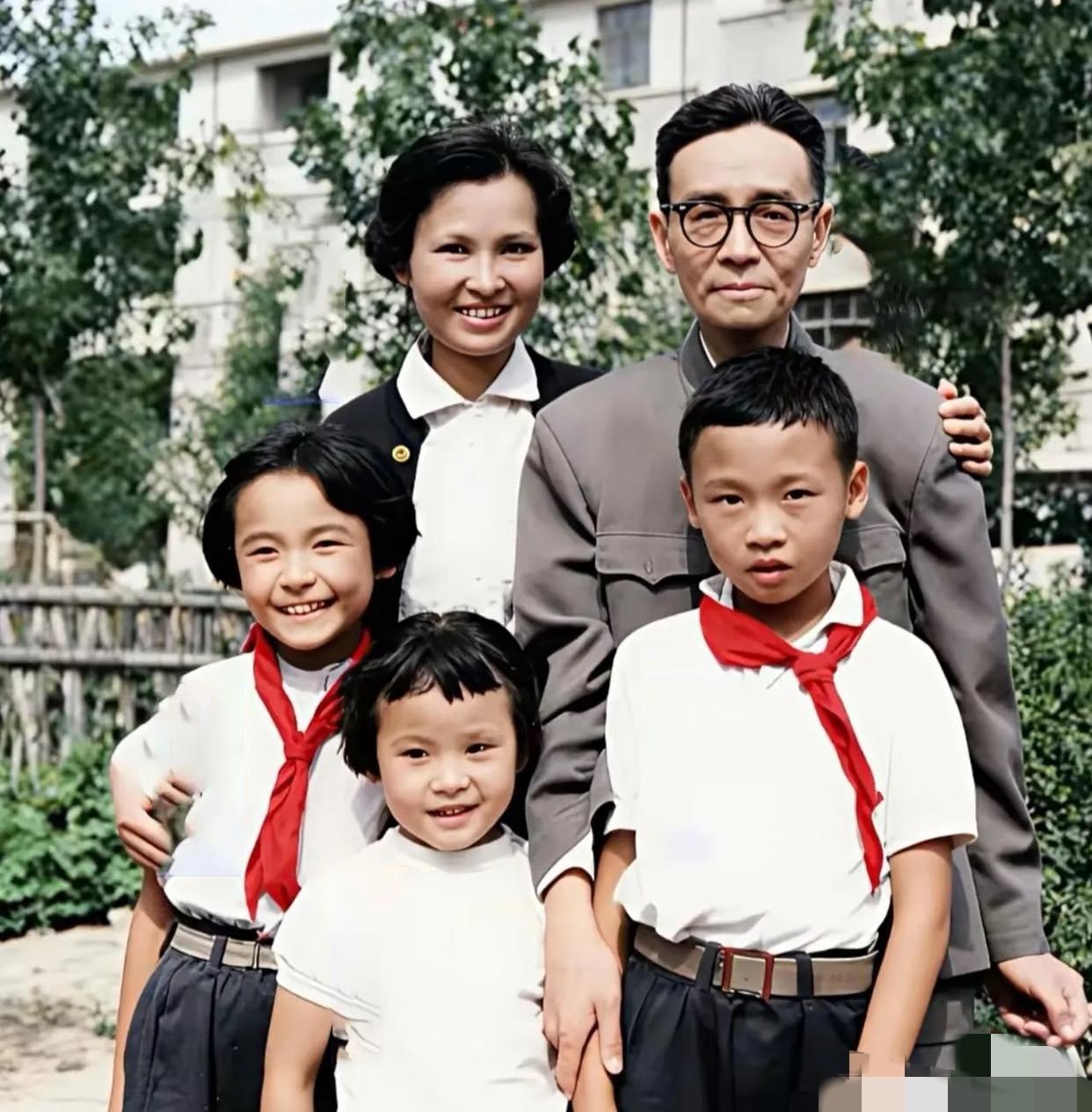1965年，梁思成与女儿梁再冰及外孙们的合影，几年前女儿还和梁思成隔阂很深。作为