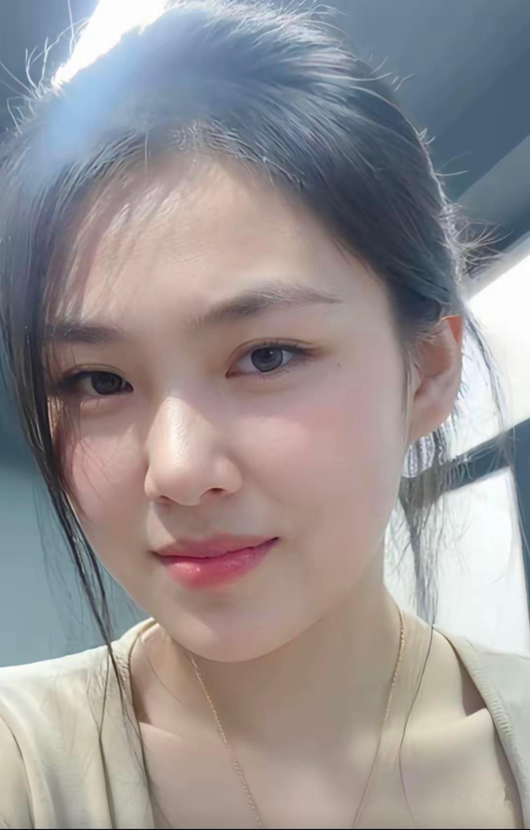 今儿大年初一，适合多看看美女。无以挑剔的面相，真的太美了！女孩子的福气：