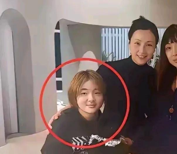 这闺女跟爸爸太像了！两口子其实很有夫妻相的年轻时男的帅，女的靓男的帅