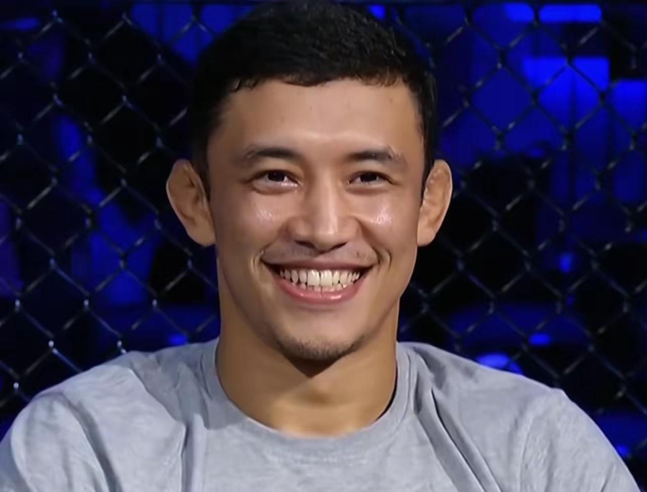 19秒轰出3拳，直接将对手KO倒地不起，难怪UFC总裁白大拿都对他青睐有加！看来