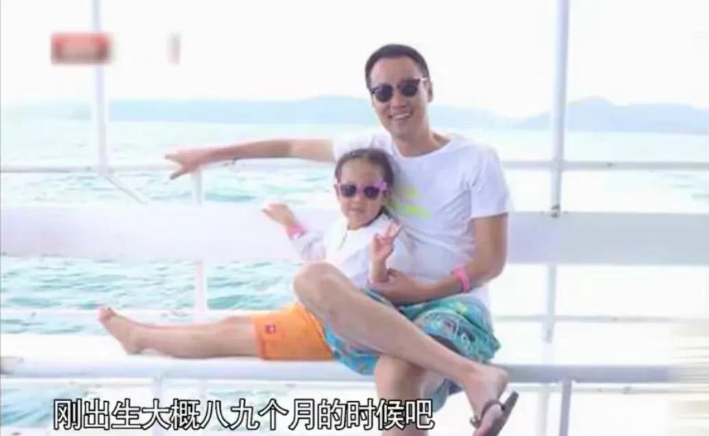 演员辛柏青说：“我记得大概在我女儿出生八九个月的时候吧，我去大连拍戏，拍完回去以