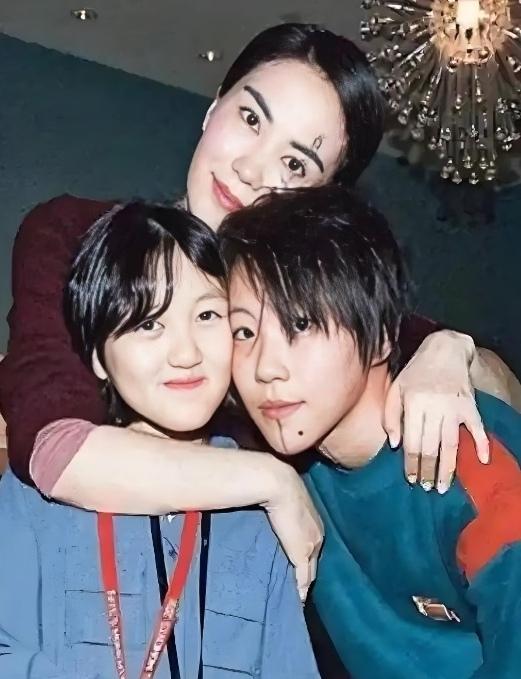 看到王菲和她两位很有才华的女儿同框，也终于能理解，为什么不少人会说，两个女儿的颜