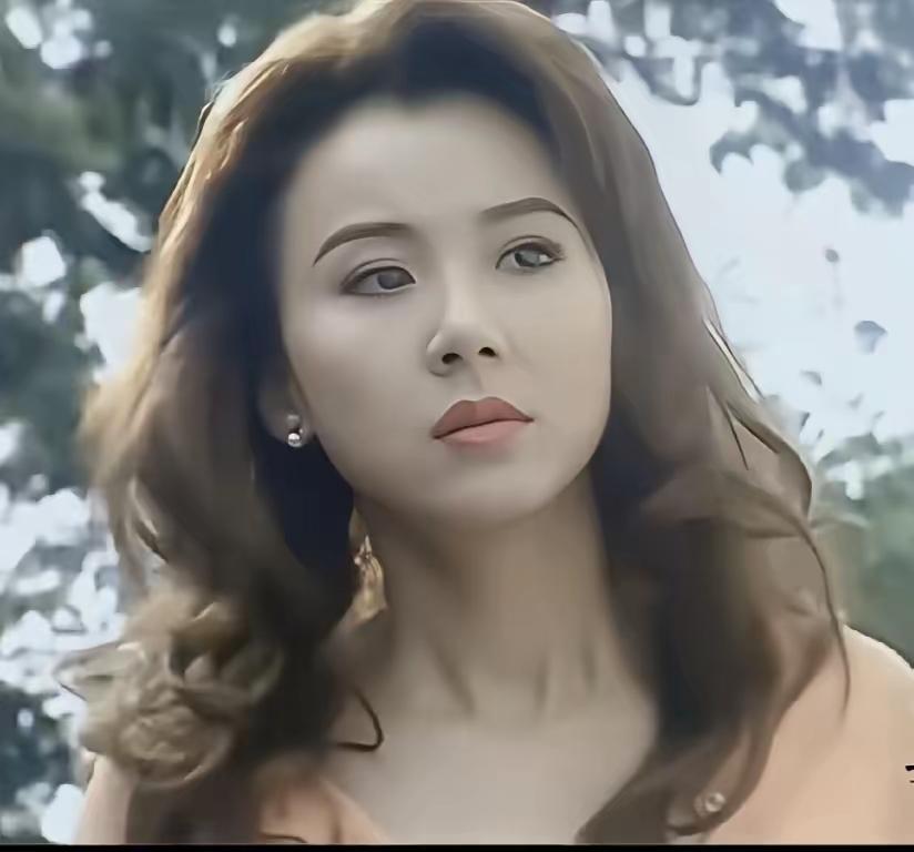 陈好鲜艳夺目，萧蔷清新养眼，不同风格的美不宜比较相比之下，更喜欢陈好，因为她知
