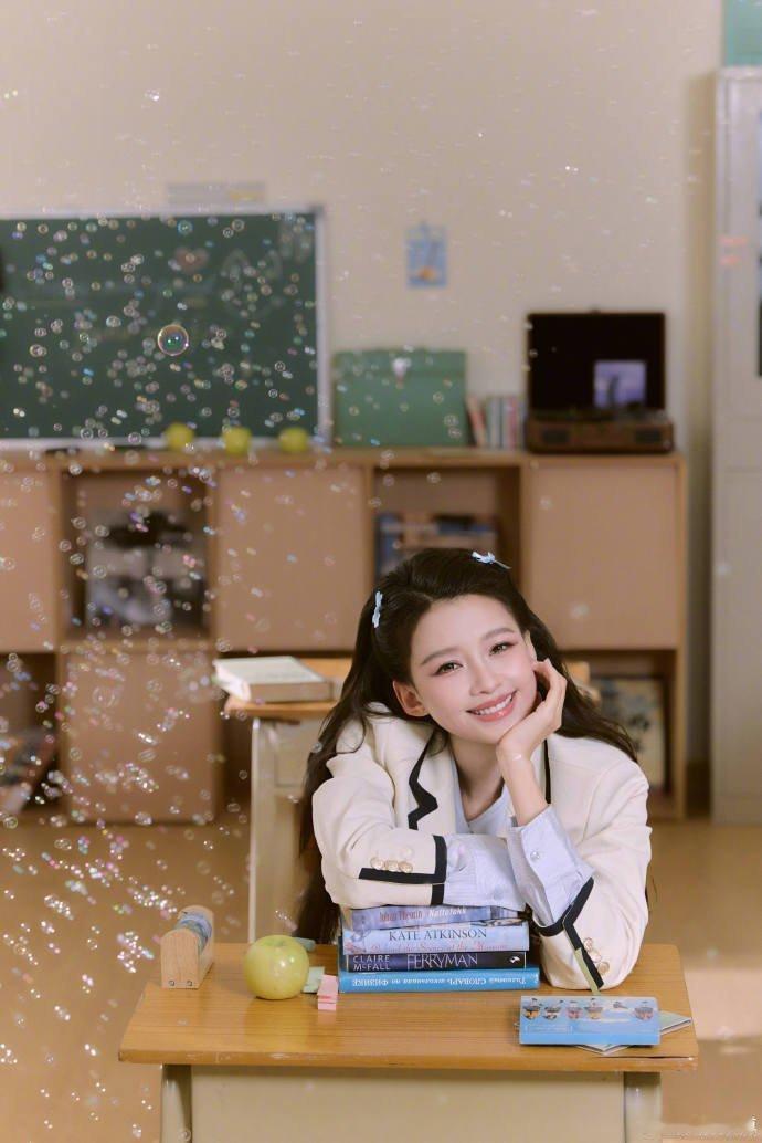 孙怡青苹果味亲亲孙怡这组图完全就是我的白月光女神！一身校园制服加上微卷发发型，