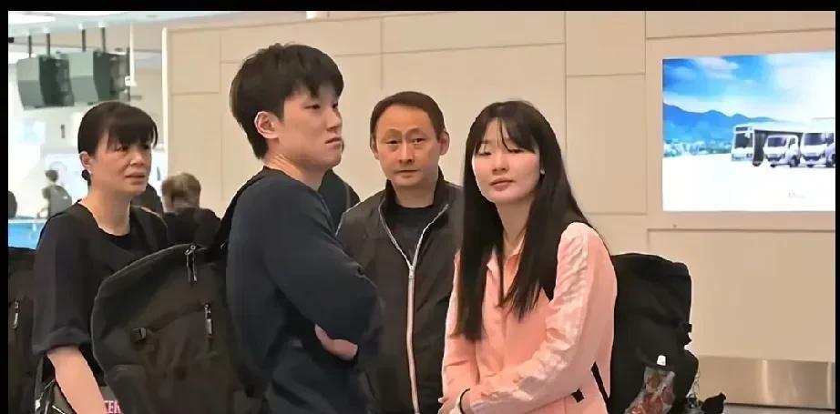 当张本智和与张本美和兄妹踏上前往多哈世乒赛的征程，一组赛场外的随拍瞬间在网络掀起