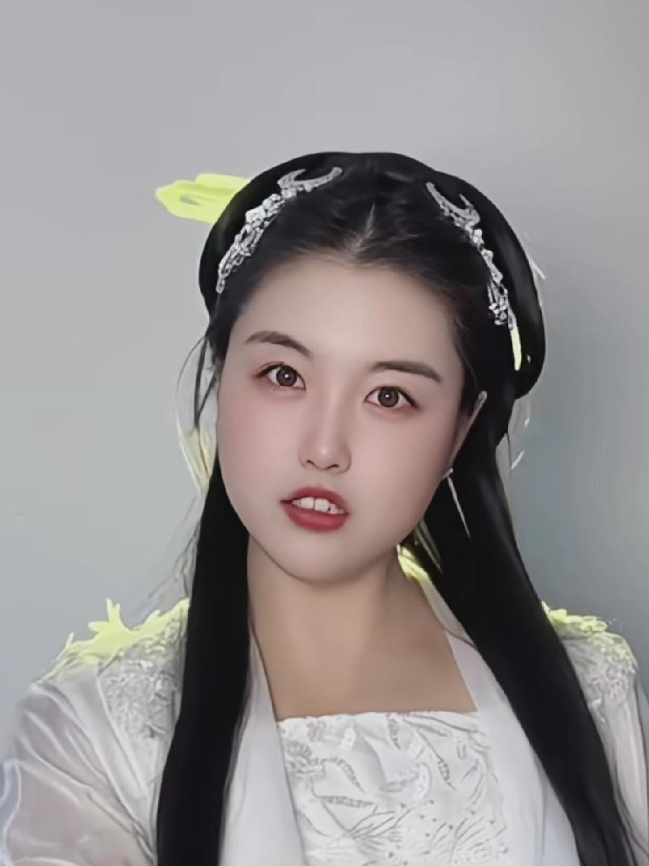 眉眼间，还真的像大女主周海媚！稍微大了一号而已！