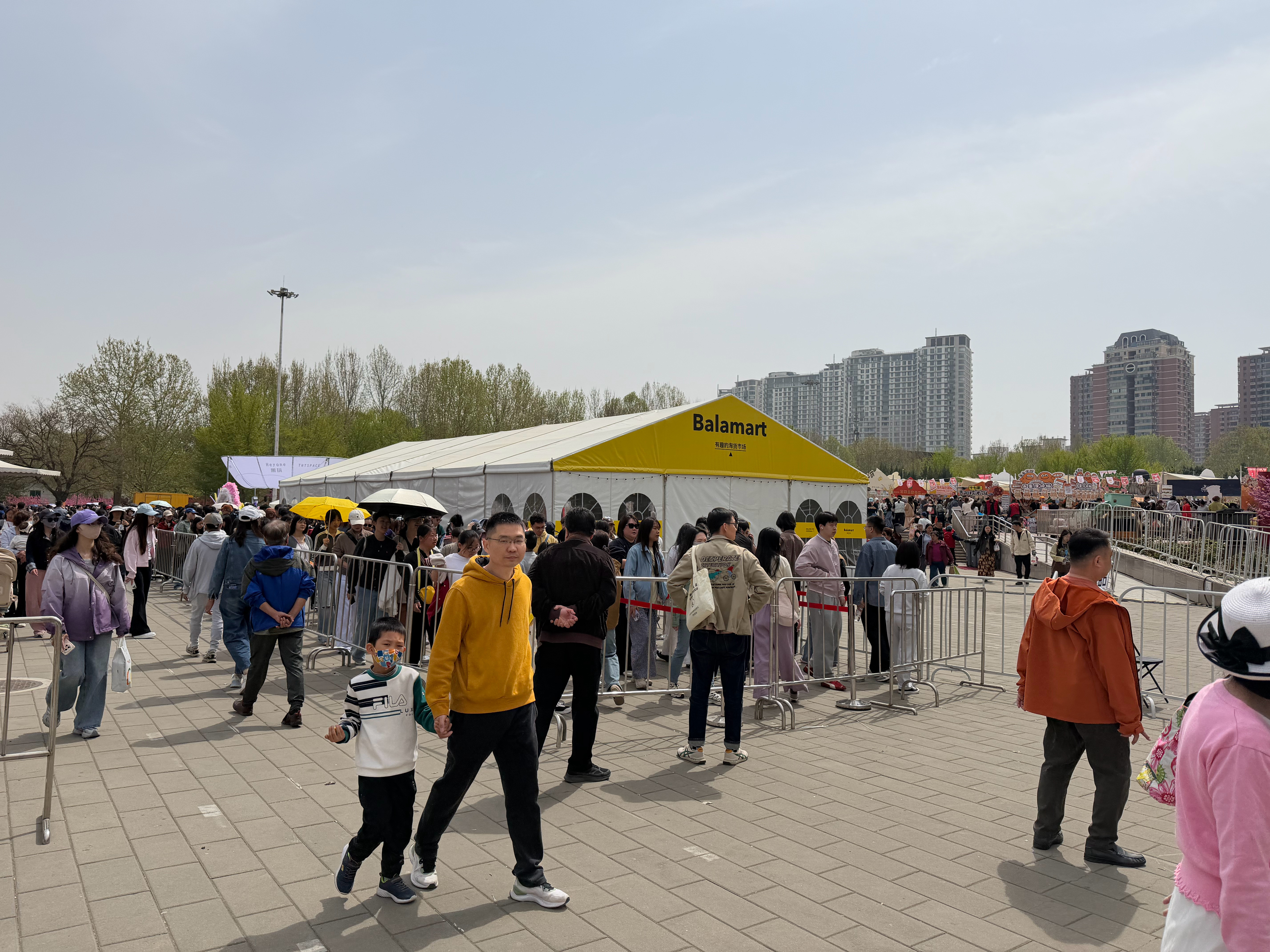 继上次看完排队恐怖的咖啡节之后…这次来看了眼面包节一万多个人排队，是真的一万多个