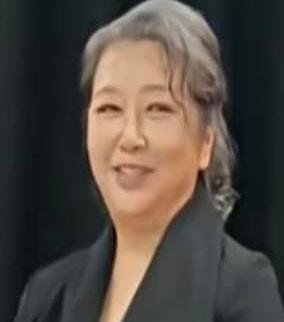 当同龄女星还在靠医美死守“少女感”时，58岁的江珊顶着满头白发，带着140斤的丰