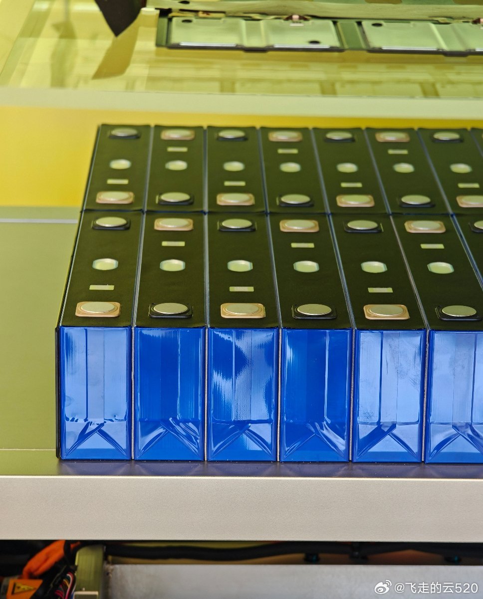 铂智7的磷酸铁锂电池每块电芯都有耐高温隔热垫，图1是实物，图2是发布会讲解电芯被