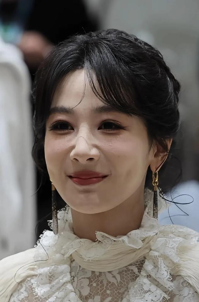 这才是真实的杨紫，就算是生图也吊打一片女星啊！现如今的娱乐圈，有颜值，又有