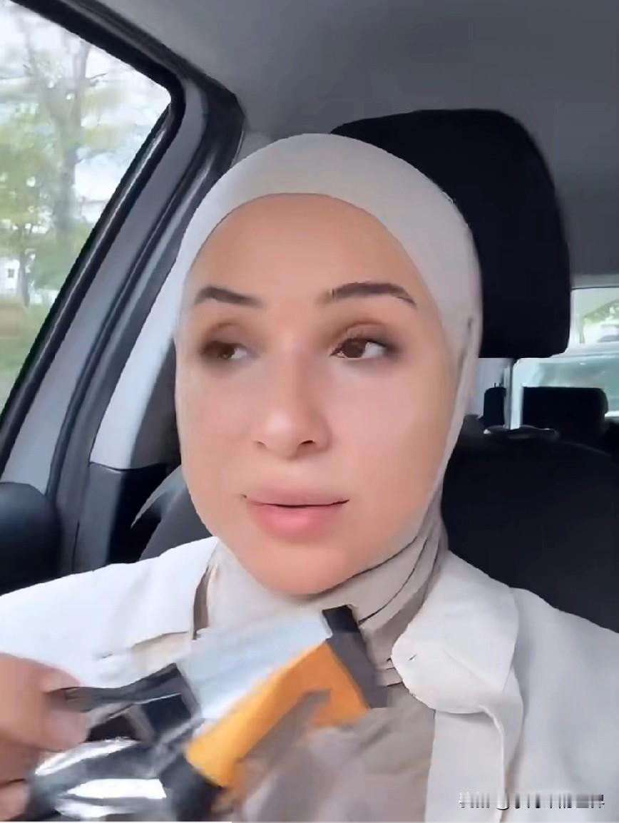 这就是她们的入乡随俗！德国一名穆斯林妇女买了一根蛋白棒，吃完后发现不是清真食