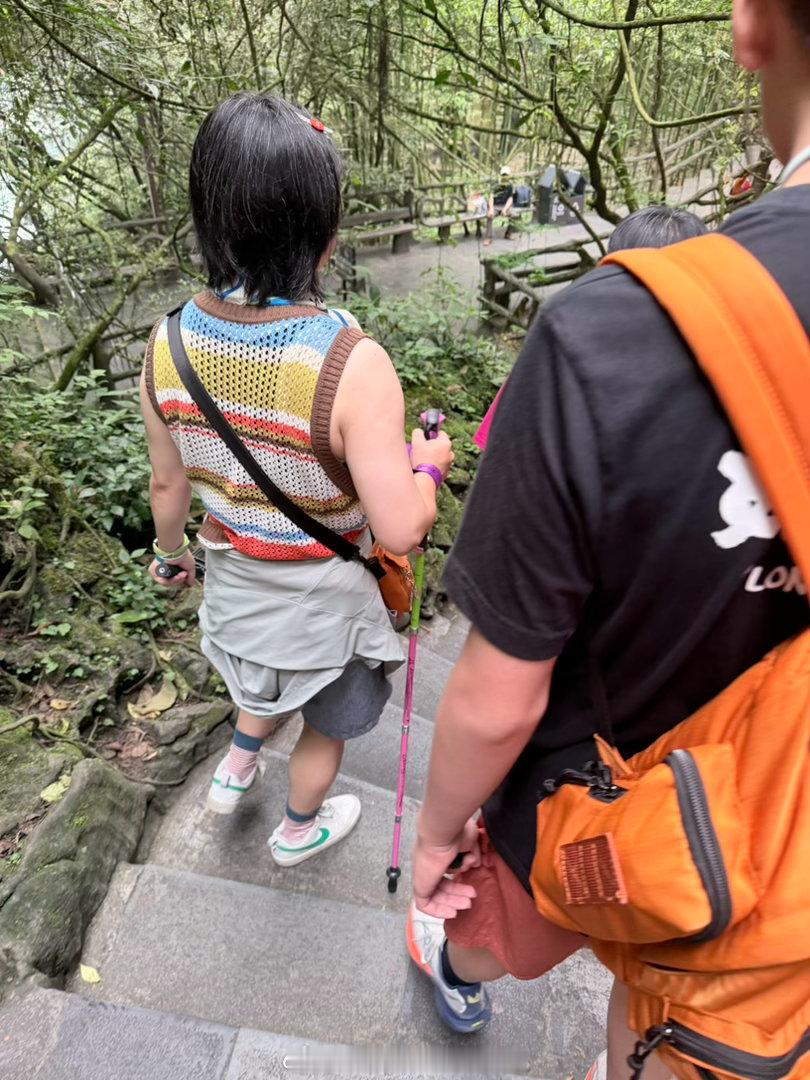 去马岭河峡谷那天遇到一对情侣（应该是情侣吧[笑着哭]）被他俩的登山杖吸引了这配色简直写了我的名字！！