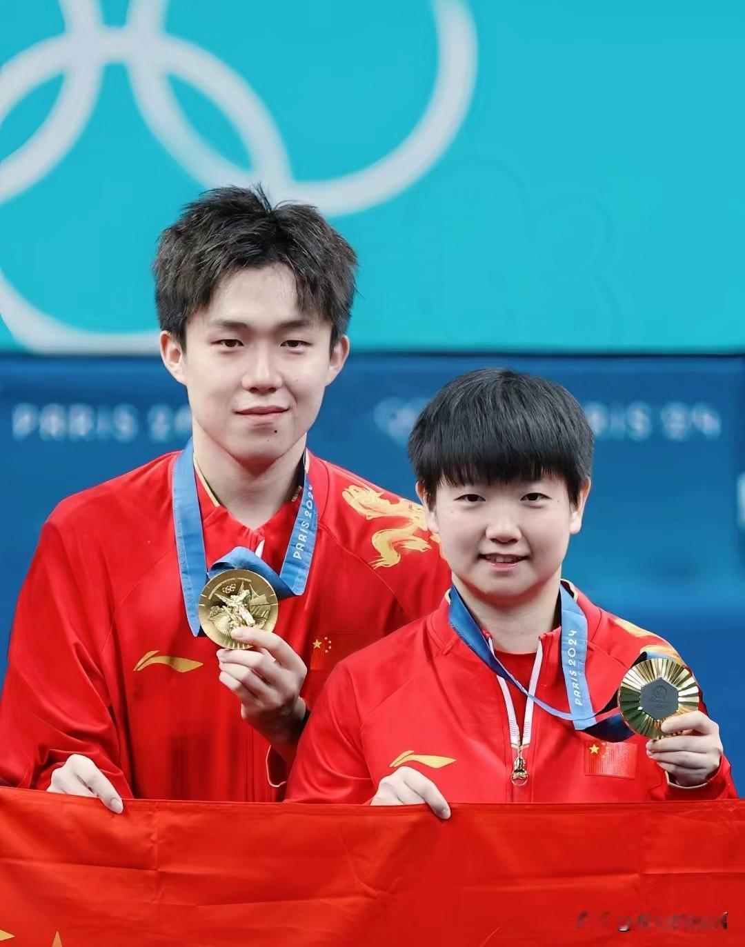莎头组合:眼神出卖了他！一开始不太开心，后来听到莎妹夸完后，深情的看着莎妹