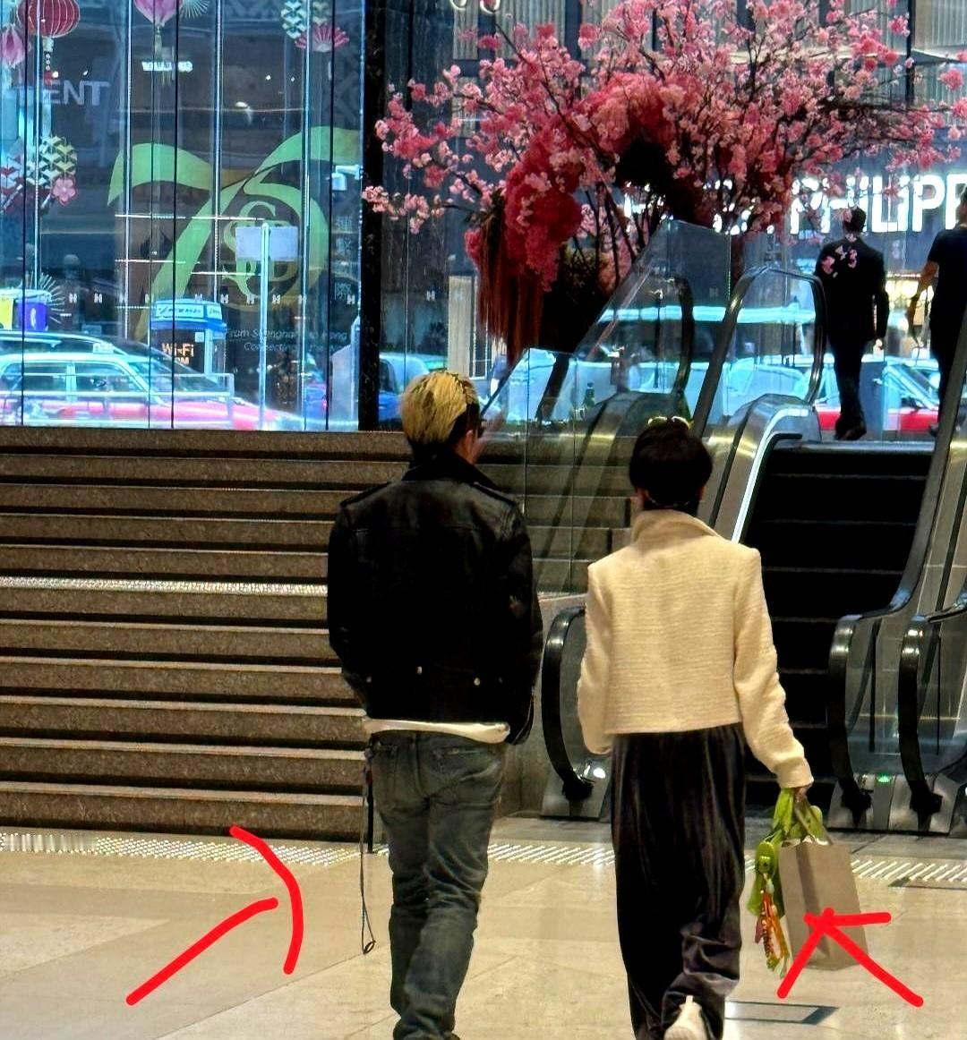 谁能想到，45岁的谢霆锋，私下竟然是这个样子。春节期间，他推掉活动，一身皮衣