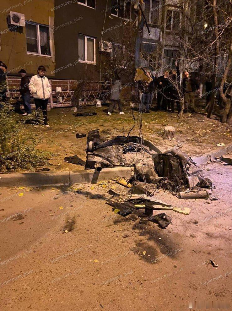 伏尔加格勒，疑似被大递击落的乌军装备。看起来象炭纤维或是玻璃纤维，是不是火烈鸟的