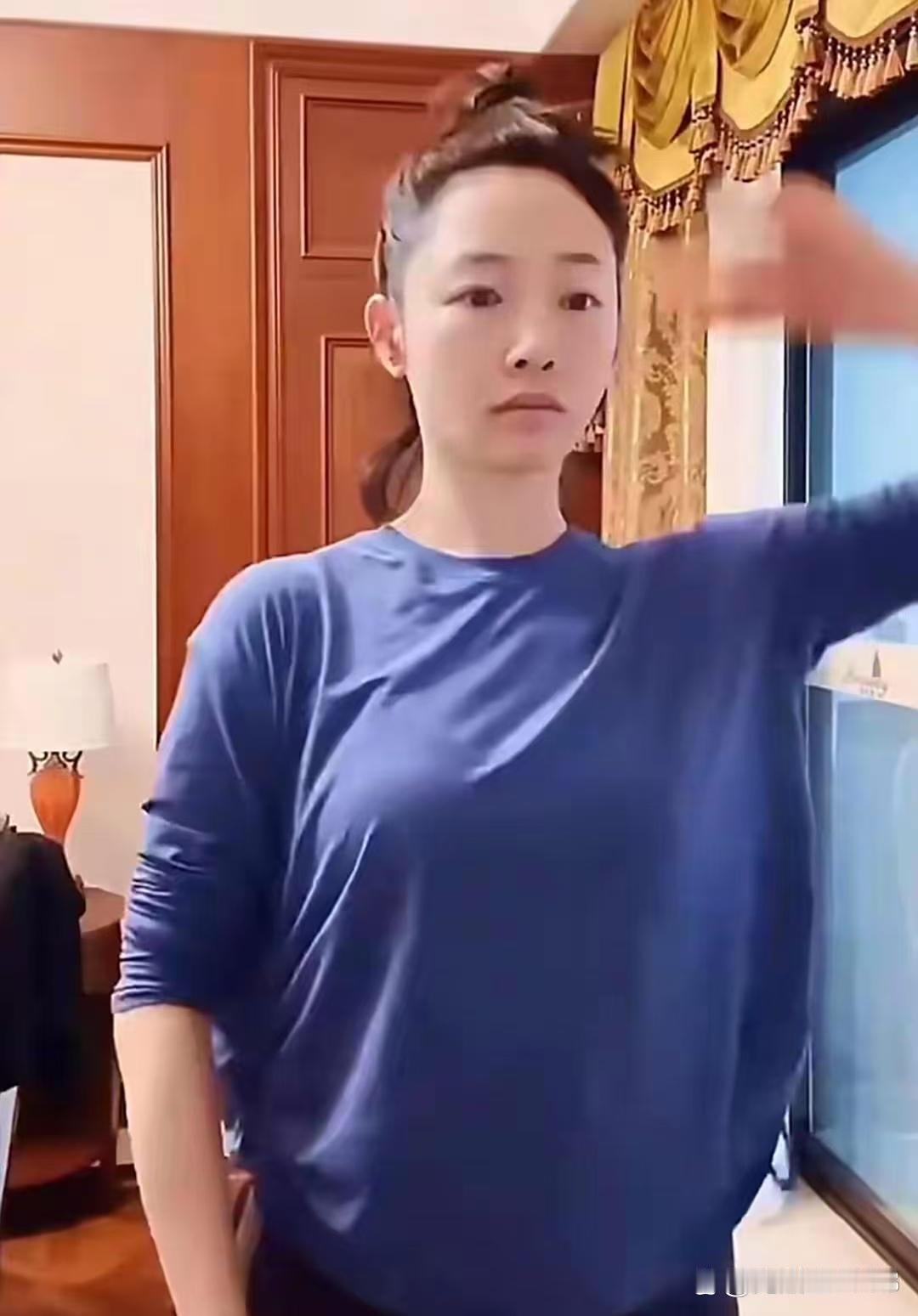 四十一岁的白百何素颜亮相，和妆后模样差别挺大，但身形条件依旧十分出众。