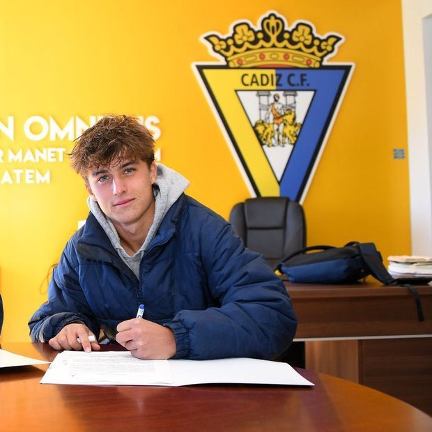 马卡报：皇马签下了17岁天才右后卫GuilleGonzalez。这名球员被认为