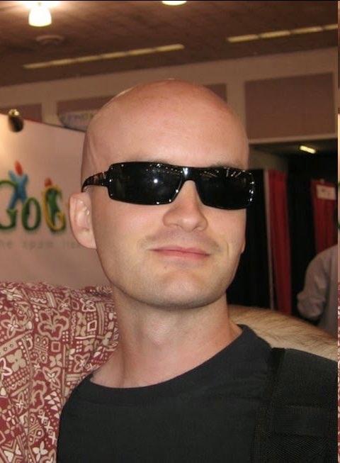 程序员圈子里的不乏狠人传说有个叫ShawnHogan的老哥，靠着写代码