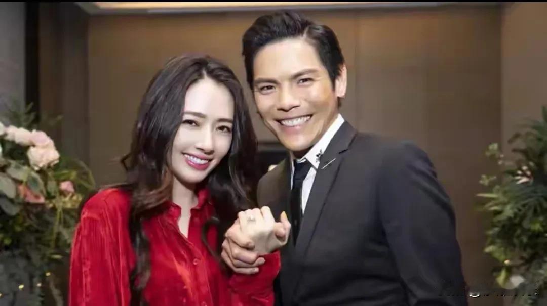 向佐，满眼自豪！6月16日，向佐引起网友热议！起因是他接受易立竞专访的片段