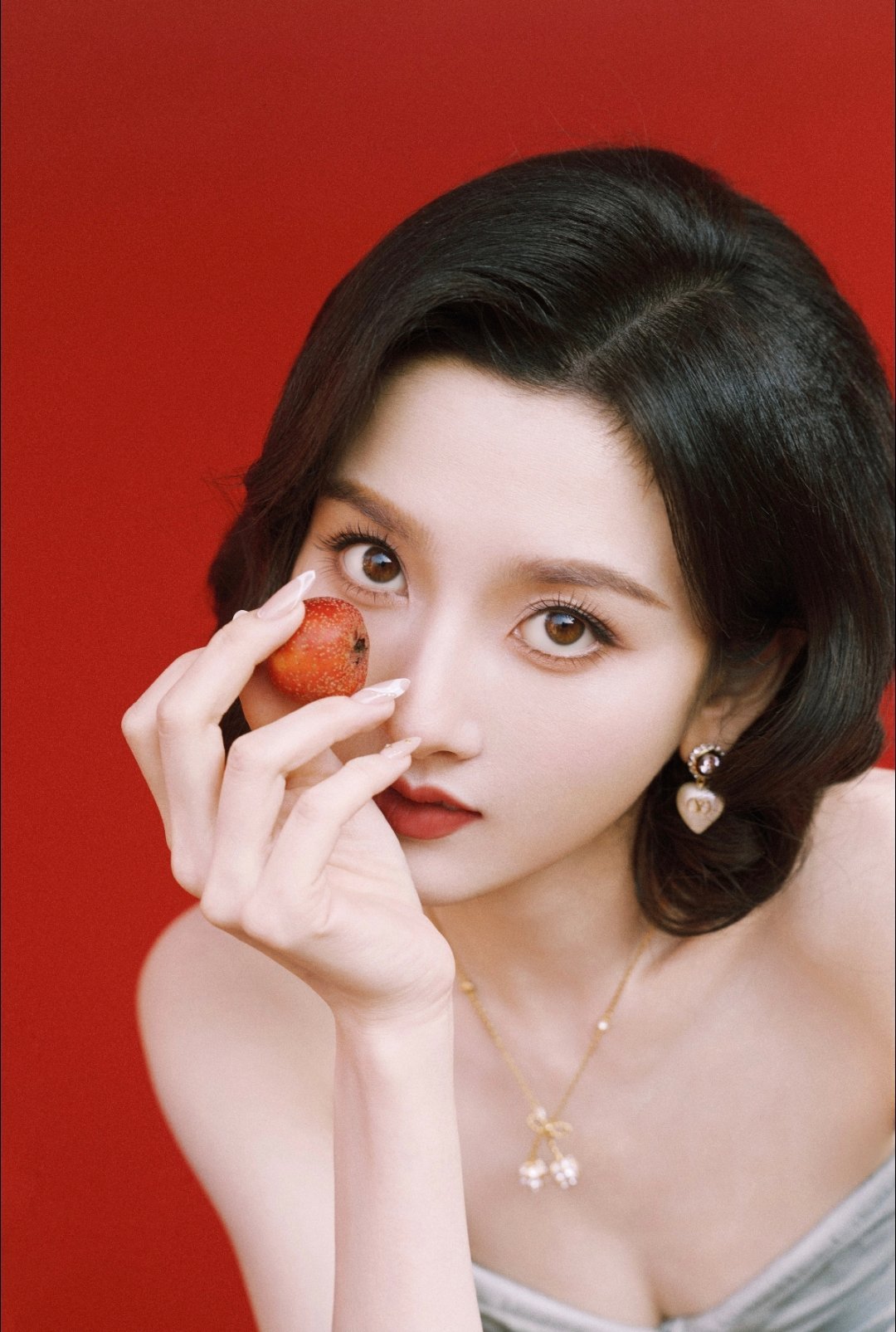 宋祖儿的另一套，她很适合这种有点复古的妆造，感觉她可以去演民国千金小姐。