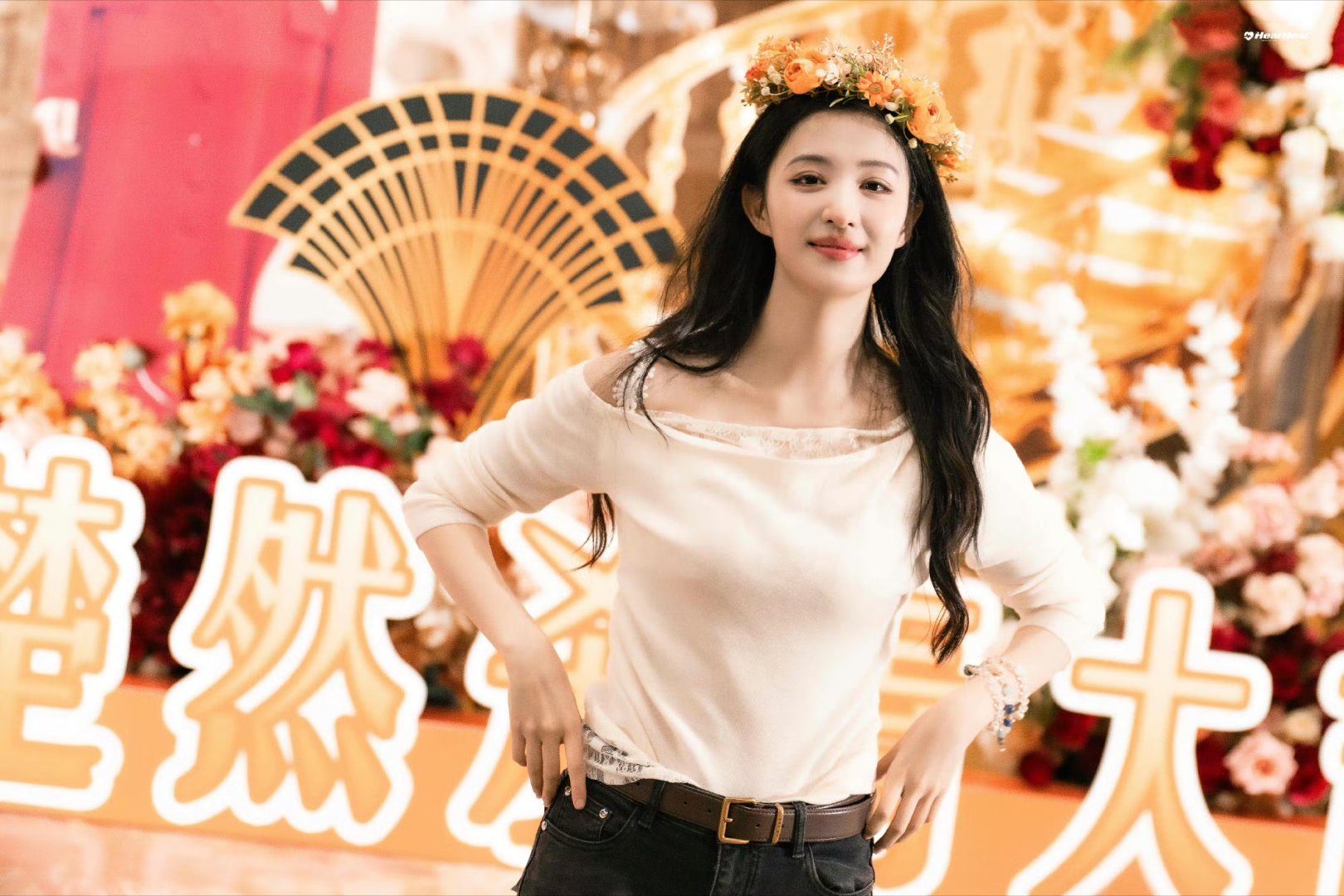 王楚然这一秒过火杀青应援头戴花环好漂亮​​​