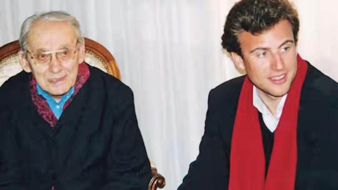 马克龙年轻时一张照片，他也曾帅过，如今他也成大叔了。