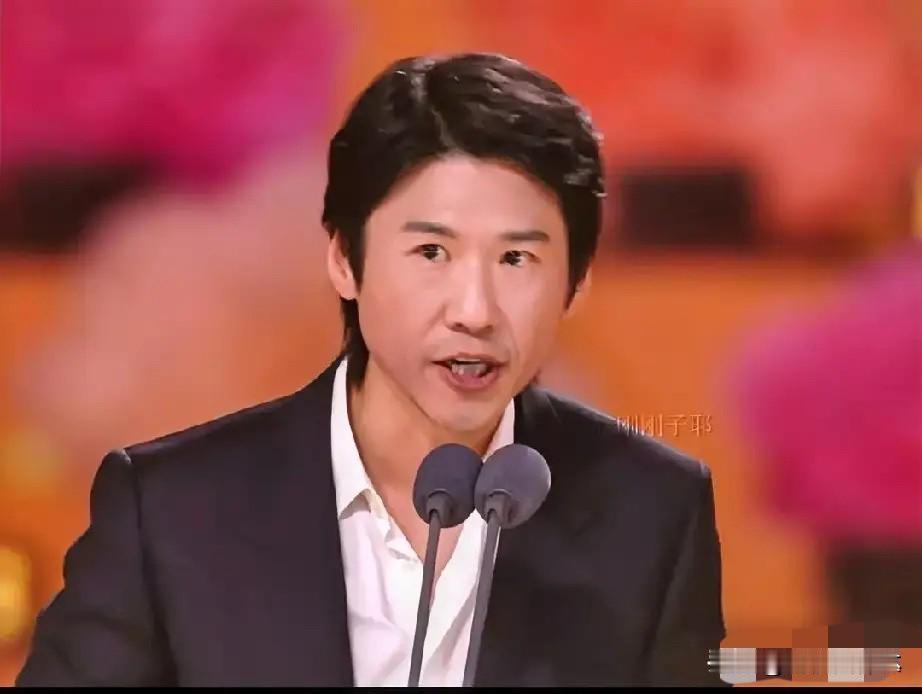 王骁才是爽文男主角吧！别人写爽文都不敢这么写，亲妈是双料影后，亲爸是拿过五个