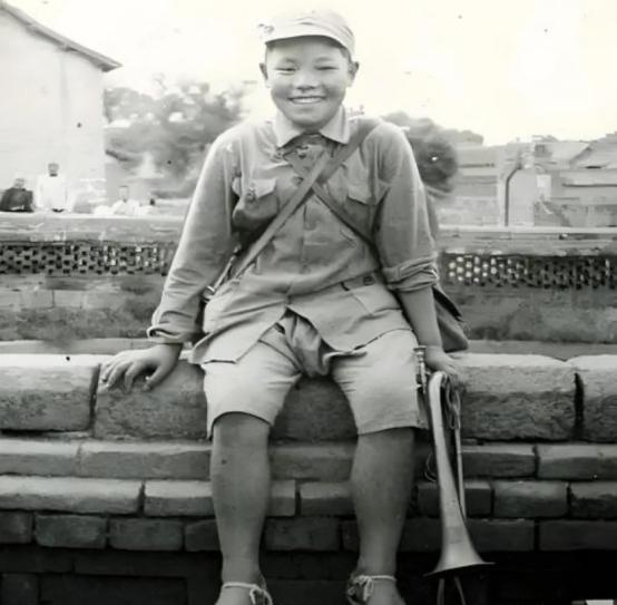 1942年，16岁的八路军小战士宋双来，在送信回去途中，遭遇了日伪军的骑兵。情急