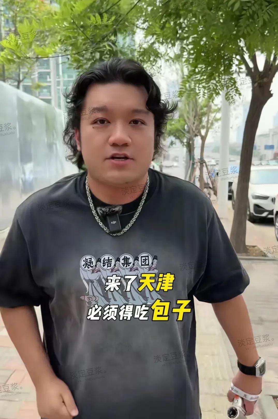 感觉这孩子有点长咧了，变得五大三粗的，如今电视剧《家有儿女》中三个小演员中就他发