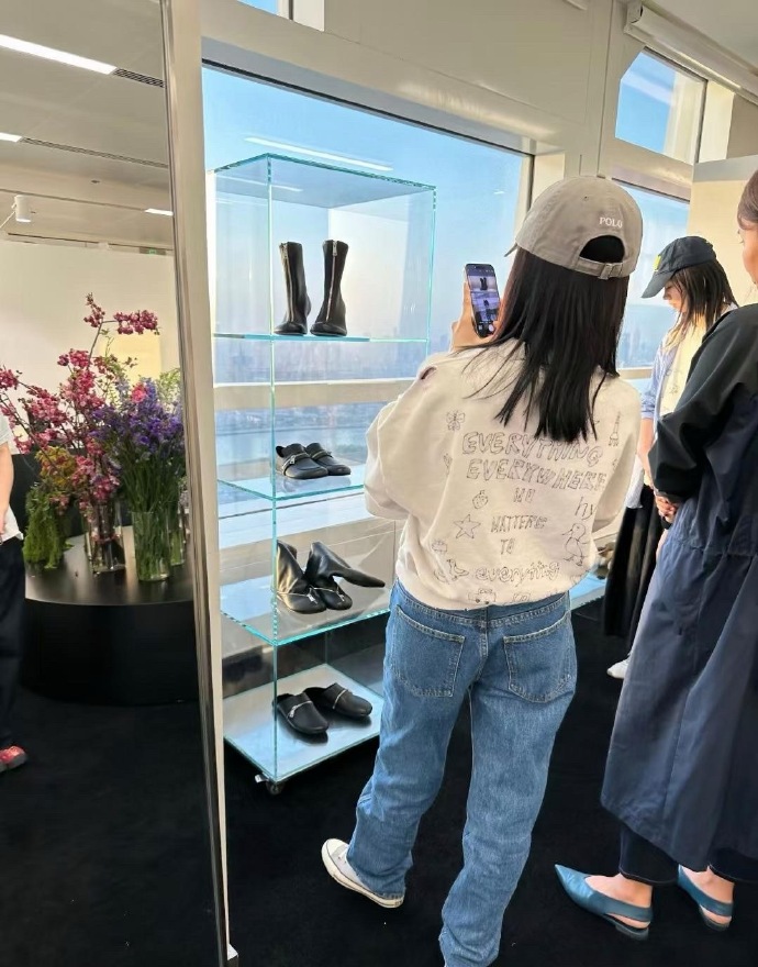 45岁董洁现身上海一家鞋店购物，她的穿衣打扮一言难尽，个子好矮，看起来只有1.5