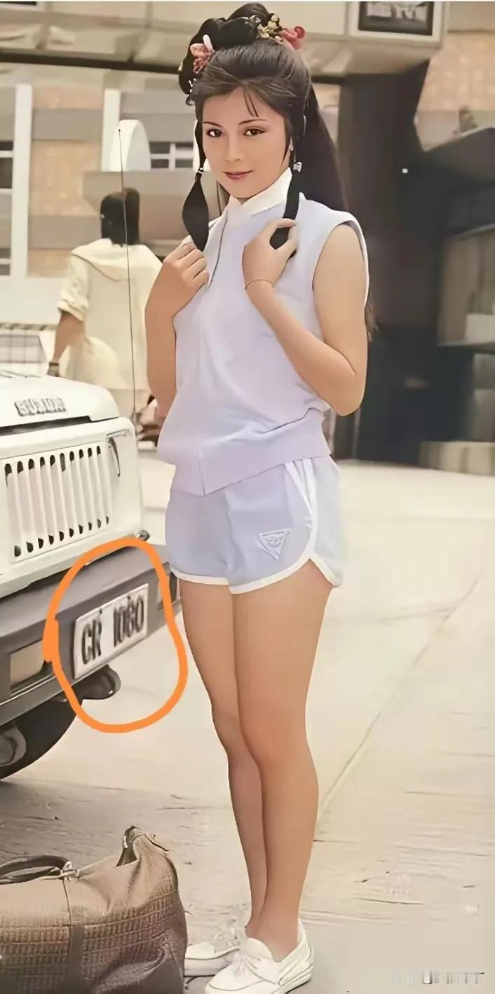 翁美玲是当时最出名的女演员，也是大家最喜欢的演员，特别是射雕英雄传里的黄蓉，被她