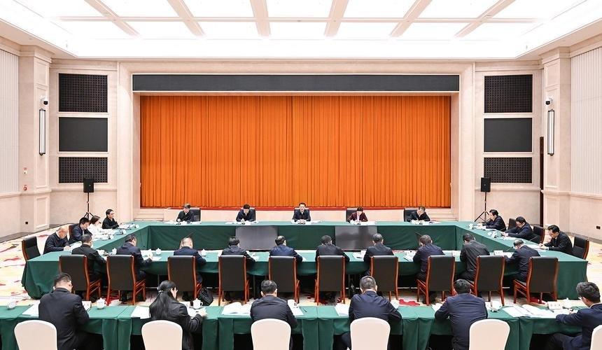 大家都知道一个现实的定律，如果一个圈子的风气烂透了，再踏实本分的人进去，要么被逼