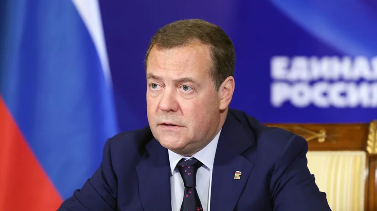 梅德韦杰夫：泽连斯基将不得不在其毫无价值的余生中躲藏度日 俄罗斯联邦安全会