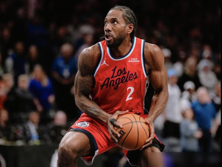 我靠！你敢信？34岁伦纳德一节半砍20分，连43场20+破30岁以上球员历史纪录